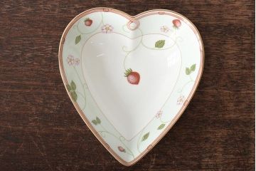 ウェッジウッド　WEDGWOOD　プレートなど4点(ワイルドストロベリー、SARAH、小物入れ、プレート、洋食器)(R-046473)