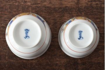 十三代　酒井田柿右衛門　花鳥文湯呑一対(茶碗、和食器、蓋付き)(R-046478)