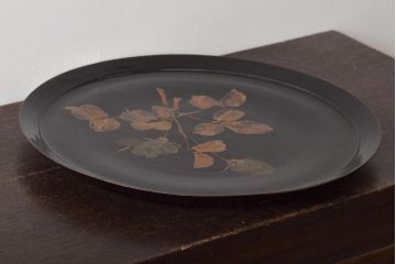 吉川水城作　黒釉釉薔薇文盤　共箱(大皿)(R-046489)