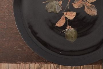 吉川水城作　黒釉釉薔薇文盤　共箱(大皿)(R-046489)