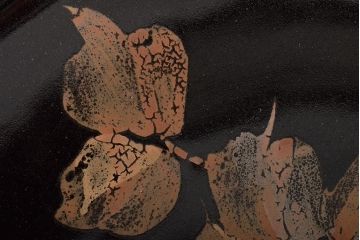 吉川水城作　黒釉釉薔薇文盤　共箱(大皿)(R-046489)