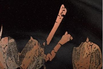 吉川水城作　黒釉釉薔薇文盤　共箱(大皿)(R-046489)