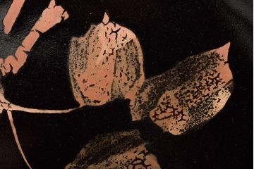 吉川水城作　黒釉釉薔薇文盤　共箱(大皿)(R-046489)