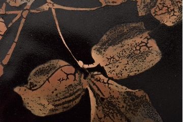 吉川水城作　黒釉釉薔薇文盤　共箱(大皿)(R-046489)