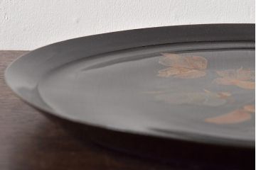 吉川水城作　黒釉釉薔薇文盤　共箱(大皿)(R-046489)