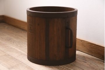 アンティーク雑貨　古い木の風合いが味わい深い取っ手付きの一斗升(マス)(R-046495)