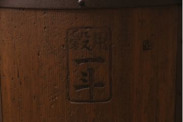 アンティーク雑貨　古い木の風合いが味わい深い取っ手付きの一斗升(マス)(R-046495)