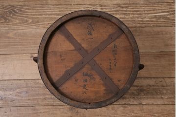 アンティーク雑貨　古い木の風合いが味わい深い取っ手付きの一斗升(マス)(R-046495)