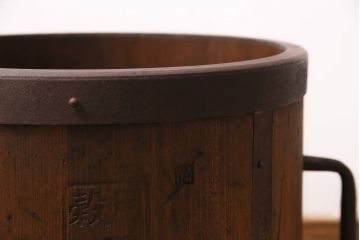 アンティーク雑貨　古い木の風合いが味わい深い取っ手付きの一斗升(マス)(R-046496)