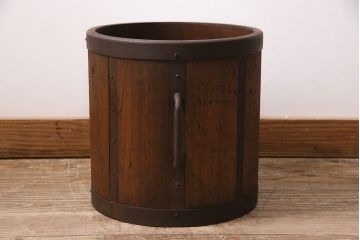 アンティーク雑貨　古い木の風合いが味わい深い取っ手付きの一斗升(マス)(R-046496)