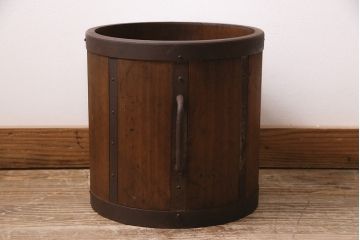 アンティーク雑貨　古い木の風合いが味わい深い取っ手付きの一斗升(マス)(R-046496)