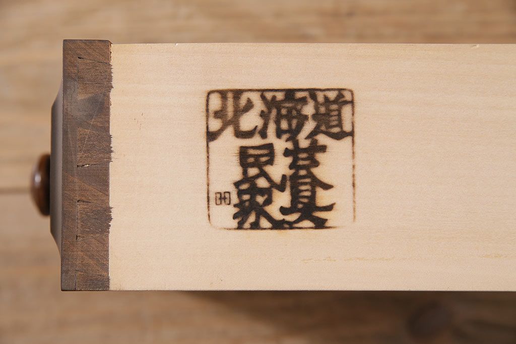 中古　北海道民芸家具　HM160K　落ち着いた色合いが上品な食器棚(本箱、収納棚、飾り棚、キャビネット)(R-046497)