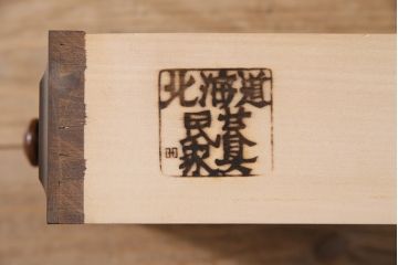 中古　北海道民芸家具　HM160K　落ち着いた色合いが上品な食器棚(本箱、収納棚、飾り棚、キャビネット)(R-046497)