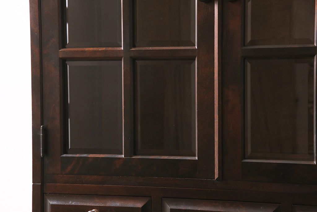 中古　北海道民芸家具　HM160K　落ち着いた色合いが上品な食器棚(本箱、収納棚、飾り棚、キャビネット)(R-046497)