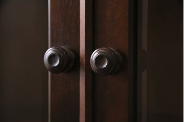 中古　北海道民芸家具　HM160K　落ち着いた色合いが上品な食器棚(本箱、収納棚、飾り棚、キャビネット)(R-046497)