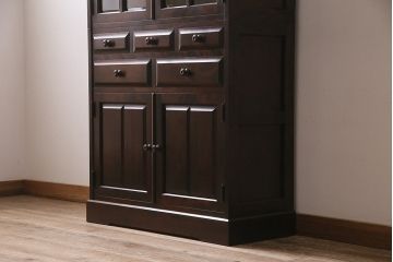 中古　北海道民芸家具　HM160K　シックな佇まいが素敵な高級感漂う食器棚(本箱、収納棚、飾り棚、キャビネット)(R-046498)