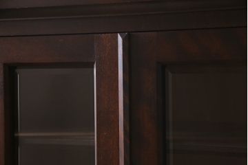 中古　北海道民芸家具　HM160K　シックな佇まいが素敵な高級感漂う食器棚(本箱、収納棚、飾り棚、キャビネット)(R-046498)