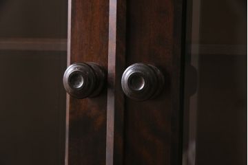 中古　北海道民芸家具　HM160K　シックな佇まいが素敵な高級感漂う食器棚(本箱、収納棚、飾り棚、キャビネット)(R-046498)