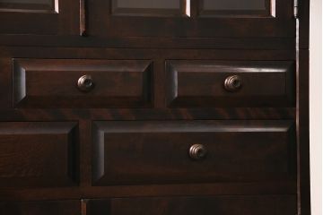 中古　北海道民芸家具　HM160K　シックな佇まいが素敵な高級感漂う食器棚(本箱、収納棚、飾り棚、キャビネット)(R-046498)