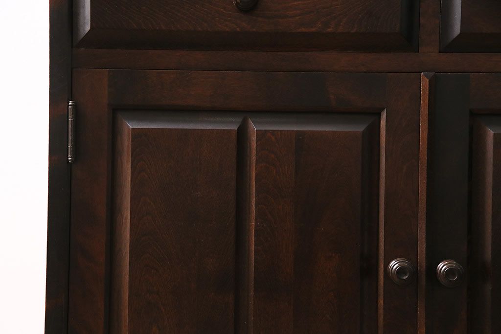 中古　北海道民芸家具　HM160K　シックな佇まいが素敵な高級感漂う食器棚(本箱、収納棚、飾り棚、キャビネット)(R-046498)