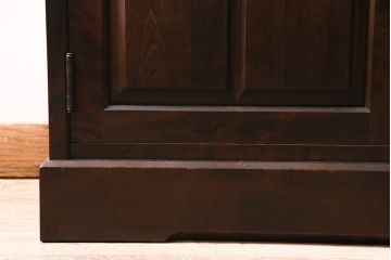 中古　北海道民芸家具　HM160K　シックな佇まいが素敵な高級感漂う食器棚(本箱、収納棚、飾り棚、キャビネット)(R-046498)