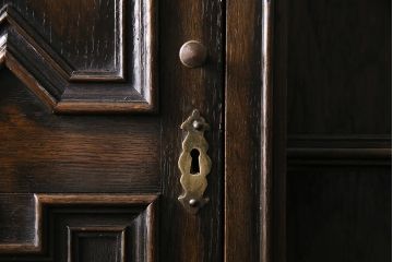 イギリスアンティーク　オーク材　シックで気品のあるキャビネット(サイドボード、棚、飾り棚、収納棚)(R-046499)