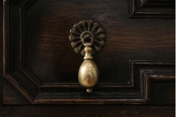 イギリスアンティーク　オーク材　シックで気品のあるキャビネット(サイドボード、棚、飾り棚、収納棚)(R-046499)