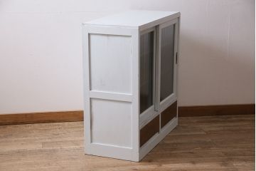 アンティーク家具　昭和中期　ペイント　モールガラス入り　淡い水色が素敵なバイカラーのガラス戸棚(収納棚、キャビネット)(R-046504)