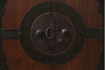 和製アンティーク　前面桐材　和モダンスタイルにおすすめな観音開き戸の脚付き箪笥ローボード(テレビ台、リビングボード)(R-046506)