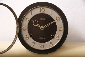 アンティーク雑貨　レトロ　meiji(明治時計社)　電池式　21DAY　金色の数字が可愛い置き時計(古時計)(R-046513)