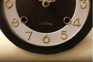 アンティーク雑貨　レトロ　meiji(明治時計社)　電池式　21DAY　金色の数字が可愛い置き時計(古時計)(R-046513)