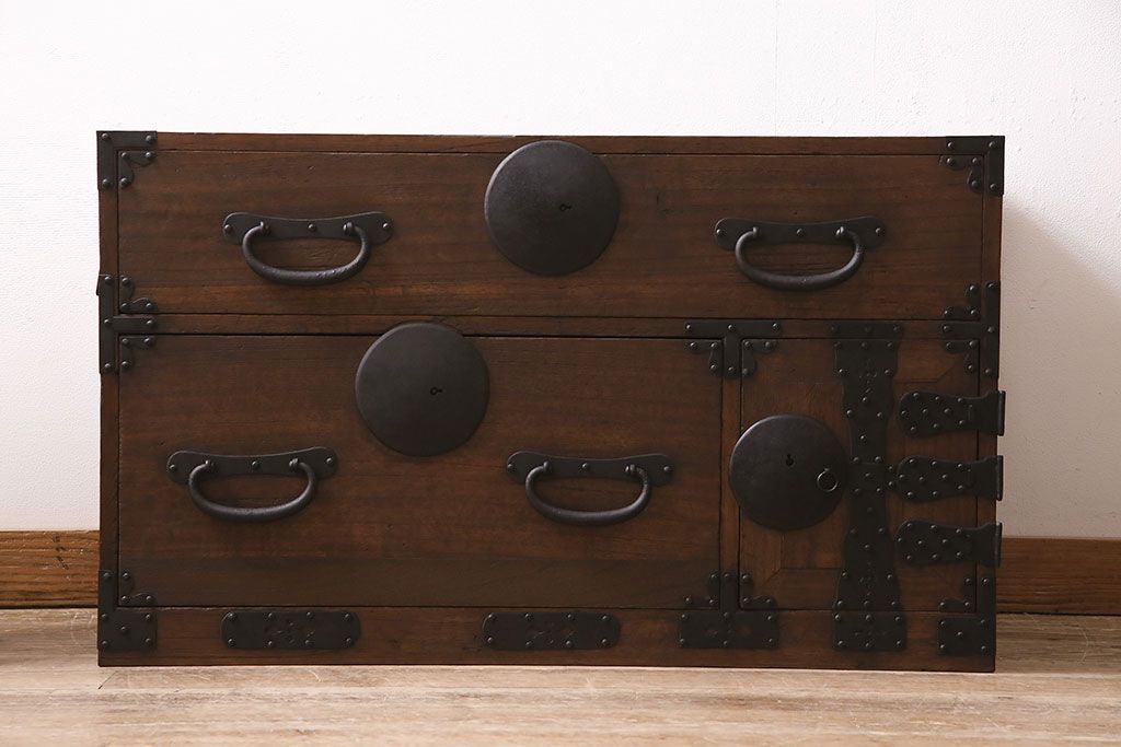 アンティーク家具　明治大正期　前面桐材　鋲金具が存在感のあるローボード(時代箪笥、ローチェスト、テレビ台)(R-046533)