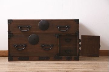 アンティーク家具　明治大正期　前面桐材　鋲金具が存在感のあるローボード(時代箪笥、ローチェスト、テレビ台)(R-046533)