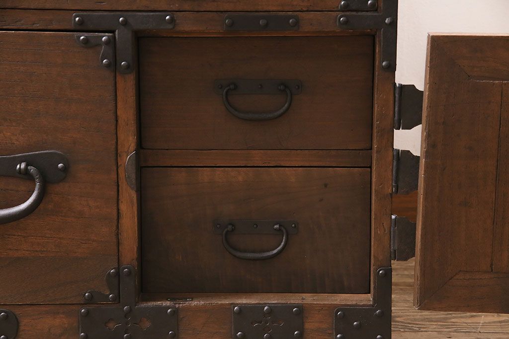 アンティーク家具　明治大正期　前面桐材　鋲金具が存在感のあるローボード(時代箪笥、ローチェスト、テレビ台)(R-046533)