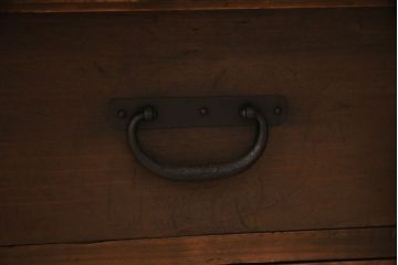 アンティーク家具　明治大正期　前面桐材　鋲金具が存在感のあるローボード(時代箪笥、ローチェスト、テレビ台)(R-046533)