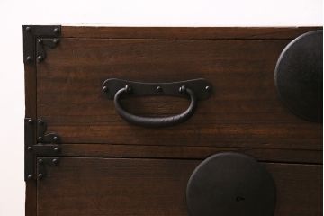 アンティーク家具　明治大正期　前面桐材　鋲金具が存在感のあるローボード(時代箪笥、ローチェスト、テレビ台)(R-046533)