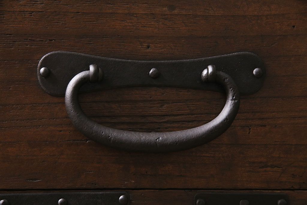 アンティーク家具　明治大正期　前面桐材　鋲金具が存在感のあるローボード(時代箪笥、ローチェスト、テレビ台)(R-046533)