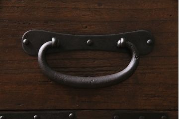 アンティーク家具　明治大正期　前面桐材　鋲金具が存在感のあるローボード(時代箪笥、ローチェスト、テレビ台)(R-046533)