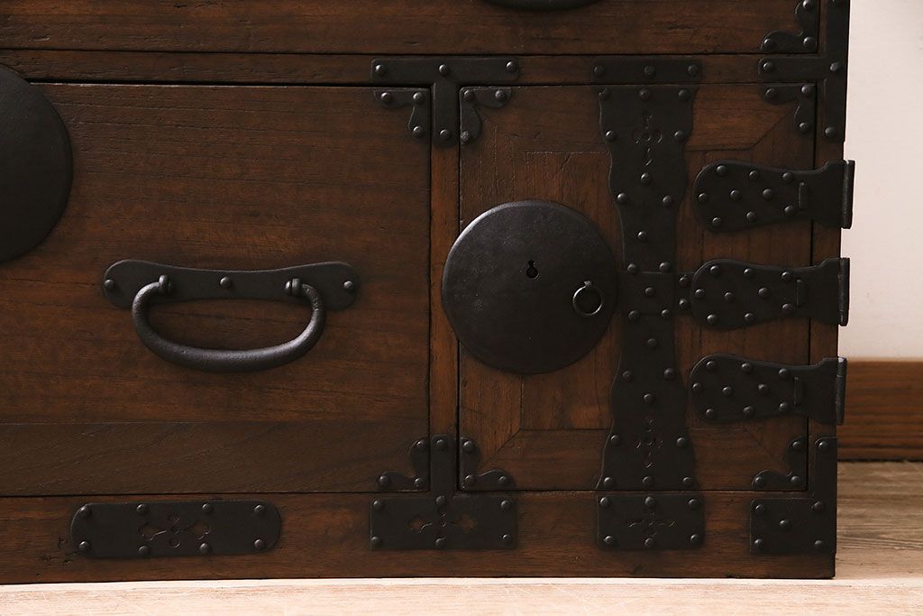 アンティーク家具　明治大正期　前面桐材　鋲金具が存在感のあるローボード(時代箪笥、ローチェスト、テレビ台)(R-046533)