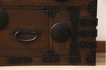 アンティーク家具　明治大正期　前面桐材　鋲金具が存在感のあるローボード(時代箪笥、ローチェスト、テレビ台)(R-046533)