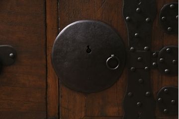 アンティーク家具　明治大正期　前面桐材　鋲金具が存在感のあるローボード(時代箪笥、ローチェスト、テレビ台)(R-046533)