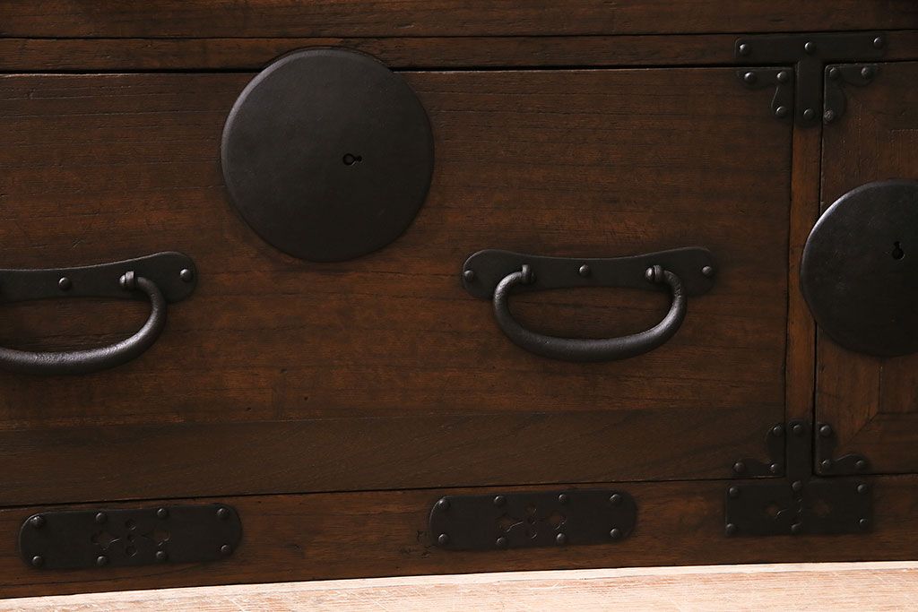 アンティーク家具　明治大正期　前面桐材　鋲金具が存在感のあるローボード(時代箪笥、ローチェスト、テレビ台)(R-046533)