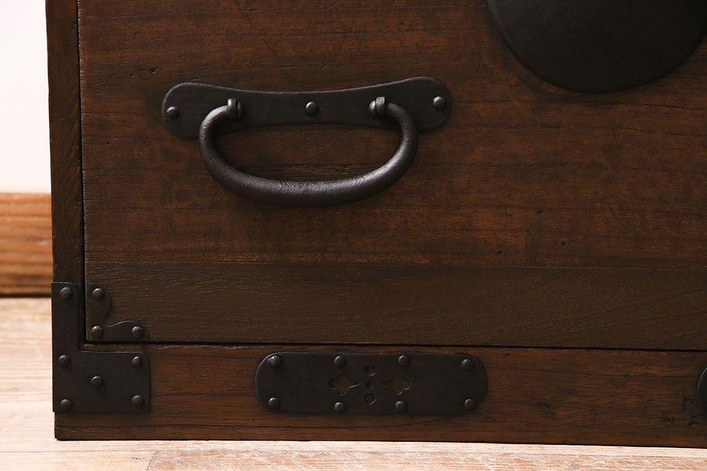 アンティーク家具　明治大正期　前面桐材　鋲金具が存在感のあるローボード(時代箪笥、ローチェスト、テレビ台)(R-046533)