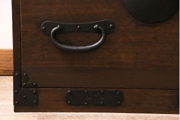 アンティーク家具　明治大正期　前面桐材　鋲金具が存在感のあるローボード(時代箪笥、ローチェスト、テレビ台)(R-046533)