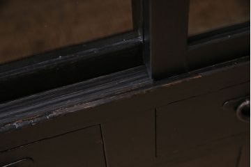 アンティーク家具　昭和初期　ペイント　脚付き　落ち着いた色合いが魅力の戸棚(収納棚、食器棚)(R-046537)
