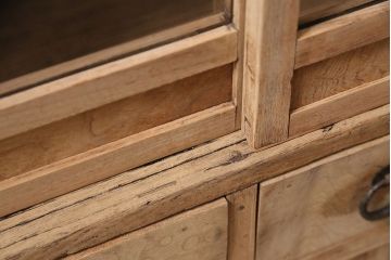 アンティーク家具　昭和初期　ストリップド(剥離)　味のある木肌が魅力の茶箪笥(飾り棚、収納棚)(R-046588)