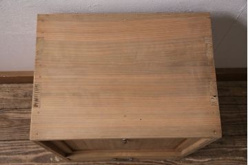 アンティーク家具　昭和中期　ヒノキ材　引き出し付き　倹飩(けんどん)式扉の小物収納箱(収納棚)(R-046590)