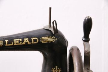 アンティーク雑貨　昭和レトロ　LEAD(リード)社　カバー付き　ディスプレイにおすすめの古い手回しミシン(ディスプレイ雑貨)(R-046591)