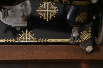 アンティーク雑貨　昭和レトロ　LEAD(リード)社　カバー付き　ディスプレイにおすすめの古い手回しミシン(ディスプレイ雑貨)(R-046591)