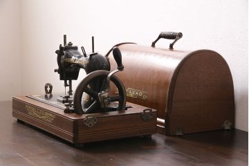 アンティーク雑貨　昭和レトロ　LEAD(リード)社　カバー付き　ディスプレイにおすすめの古い手回しミシン(ディスプレイ雑貨)(R-046591)